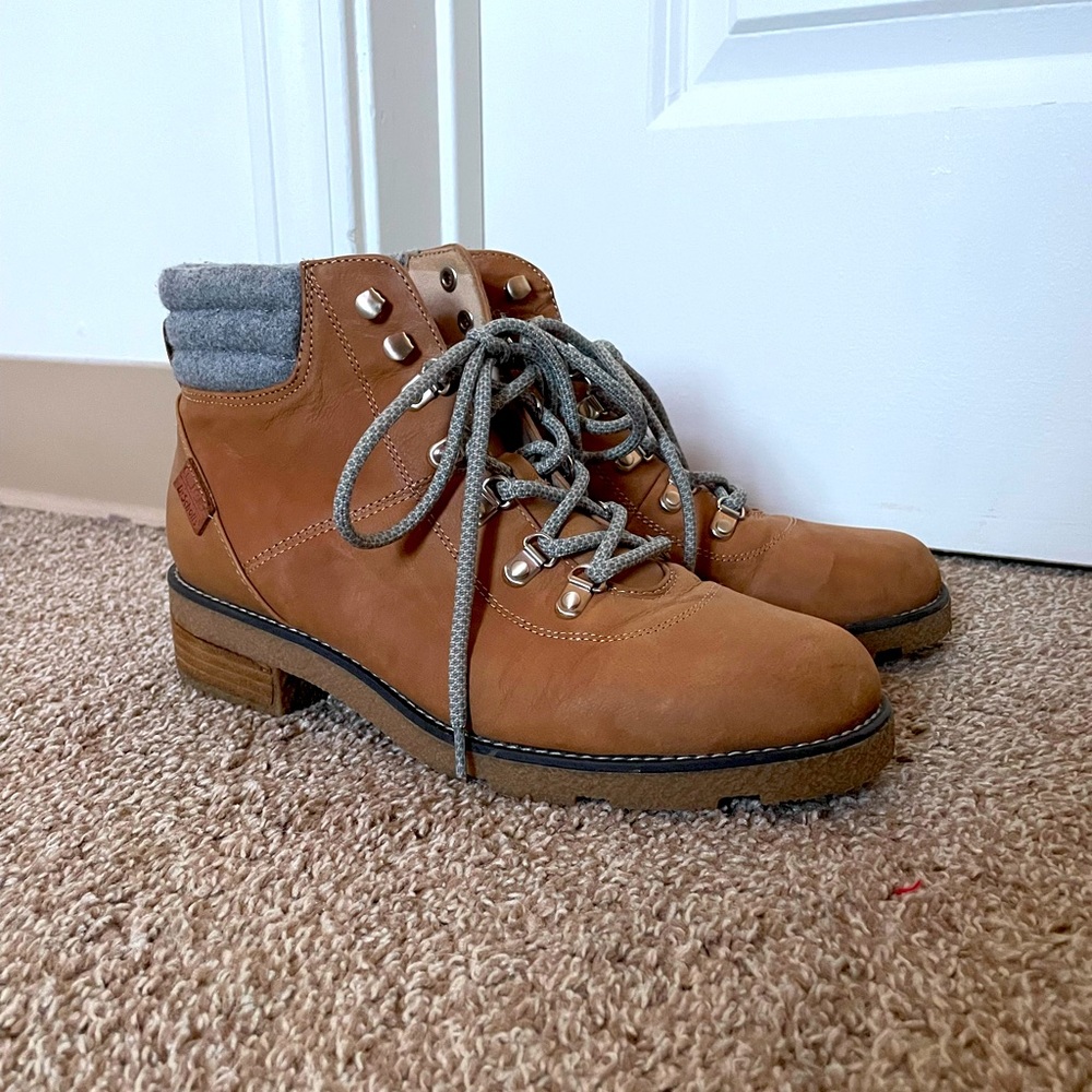 Cozy warm durable ankle lace up boots with supportive insoles - lightly worn